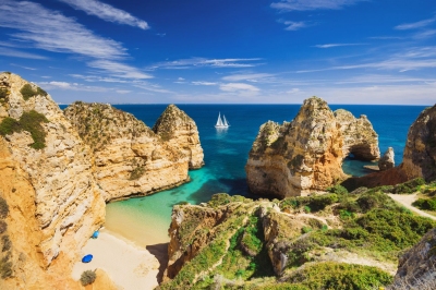 Bucht bei Lagos Algarve Portugal (kite_rin / stock.adobe.com)  lizenziertes Stockfoto 
Informations sur les licences disponibles sous 'Preuve des sources d'images'